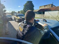 PRF prende criminosos armados suspeitos de roubo de carro na capital