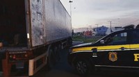 PRF apreende carreta carregada de produtos contrabandeados em Rosário do Sul