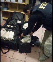PRF apreende carga milionária de pasta base de cocaína em Torres/RS