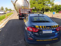 PRF prende dupla por uso de documento falsificado