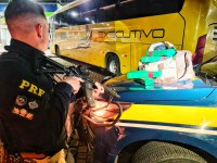 PRF e PC prendem em Caxias do Sul/RS homem transportando drogas em ônibus