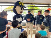 PRF entrega doação de brinquedos para crianças em escola de Muçum/RS