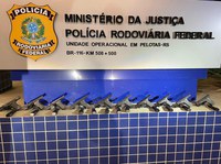 PRF apreende arsenal de pistolas dentro de ônibus de linha em Pelotas