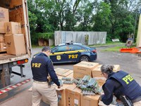 PRF apreende carreta carregada com cigarros contrabandeados em Santa Maria