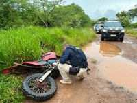 PRF flagra dupla apedrejando caminhões na saída de Porto Alegre/RS
