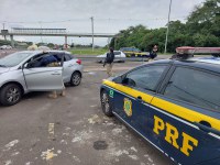 PRF prende foragido da justiça que realizava transporte de aplicativo em Porto Alegre/RS
