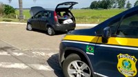 PRF prende motorista de transporte por aplicativo com drogas e passageiros em carro clonado