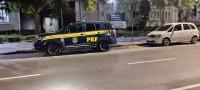 PRF prende em flagrante homem que arremessou pedra em um carro em Porto Alegre