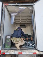 PRF apreende carga de 20 mil maços de cigarros transportados em um caminhão frigorífico