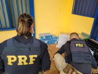 PRF apreende cigarros e outras mercadorias em ônibus em Sarandi