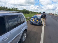 PRF prende dupla armada com jipe roubado e uniforme similar ao da polícia