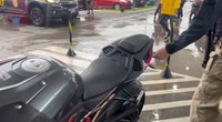 PRF prende homem pilotando moto com dispositivo para esconder a placa