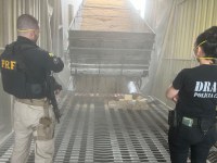 PRF e PC apreendem caminhão carregado com cocaína escondida embaixo de carga de arroz em Alegrete