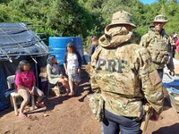 PRF, Greenpeace, Prefeitura, FUNAI e voluntários realizam entrega de remédios e mantimentos em comunidade indígena