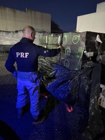 PRF e CRBM apreendem dois veículos com 25 mil maços de cigarros contrabandeados em Alegrete