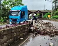 PRF prende homem embriagado que furtou caminhão e provocou acidente em Garibaldi