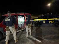 PRF prende dois homens com minivan carregada com maços de cigarros contrabandeados em Bagé