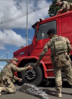 PRF flagra motorista com 46 quilos de cocaína no teto do caminhão