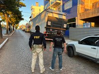 PRF e PC prendem dois homens e apreendem caminhão com cigarros contrabandeados em Bagé