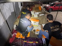 PRF, PF e PC prendem quatro pessoas com mais de uma tonelada de agrotóxicos ilegais escondidos em uma carga de verduras em Bagé