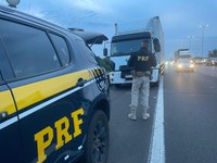 PRF prende motorista de caminhão que consumiu 8 latas de cerveja antes de dirigir na BR-290