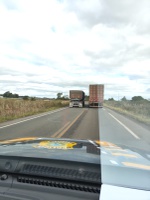 PRF flagra carreta realizando ultrapassagem em local proibido em São Vicente do Sul
