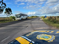 PRF prende mulher que furtou celular de idoso durante viagem de ônibus em Bagé