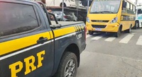 PRF flagra ônibus escolar com várias irregularidades colocando crianças e adolescentes em risco
