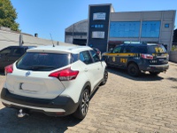 PRF recupera veículo roubado e prende motorista em Passo Fundo