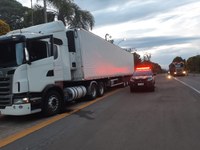 Carreta com 15 toneladas de peso: PRF prende motorista embriagado fazendo zigue-zague na rodovia