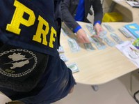 Com o pneu do veículo furado na BR 290, dois homens têm 50 mil dólares em situação irregular apreendidos pela PRF em Uruguaiana