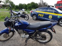 PRF e BM prendem homem que conduzia uma moto com placa falsa em Pelotas