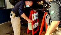 PRF prende traficantes com mais de 20 quilos de cocaína no tanque de combustível de um carro