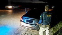 PRF prende casal levando carro roubado para o Uruguai