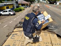 PRF apreende carreta com cigarro paraguaio em carga de soja