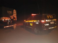 PRF apreende carreta em Rio Pardo carregada com mais de meio milhão de reais em roupas importadas ilegalmente