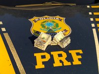 PRF apreende dólares sem comprovação de origem que estavam dentro de uma bolsa e de um casaco