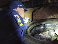 PRF apreende uma tonelada de maconha escondida em carga de pneus