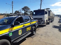 PRF atende acidente e prende motorista de caminhão dirigindo embriagado em Vacaria