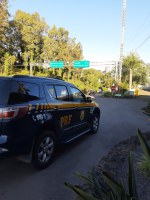 PRF flagra crianças e adolescente apedrejando veículos em Bento Gonçalves