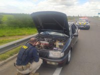 PRF flagra homem em prisão domiciliar com carro furtado