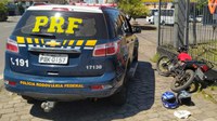 PRF intercepta traficantes em motocicleta com placa de papelão