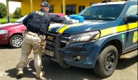 PRF prende casal com 12 quilos de drogas escondidas no painel do carro