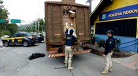 PRF prende contrabandista com caminhão carregado de cigarros paraguaios