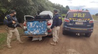 PRF prende contrabandistas com caminhonete carregada de cigarros paraguaios