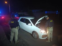 PRF prende criminoso com carro roubado em Canoas