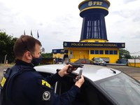 PRF prende homem com pistola no painel do carro na Freeway