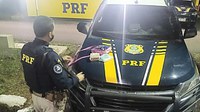 PRF prende mulher com cocaína e crack escondidos na mochila da filha