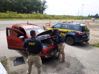 PRF prende pai e filho e recupera carro roubado e clonado