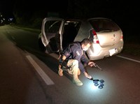 PRF prende passageiro de aplicativo armado levando drogas para presídio